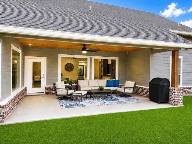 202 Creekside Lane, Lake Jackson, TX 77566