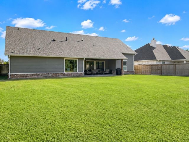 202 Creekside Lane, Lake Jackson, TX 77566