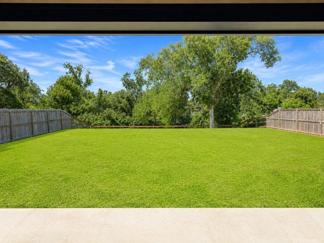 202 Creekside Lane, Lake Jackson, TX 77566