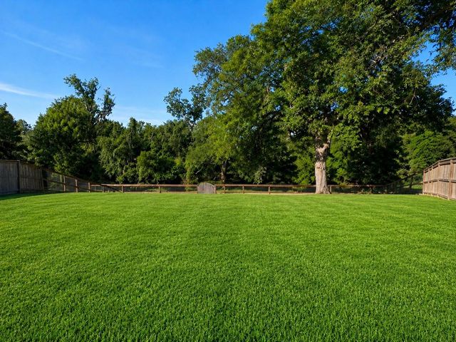 202 Creekside Lane, Lake Jackson, TX 77566