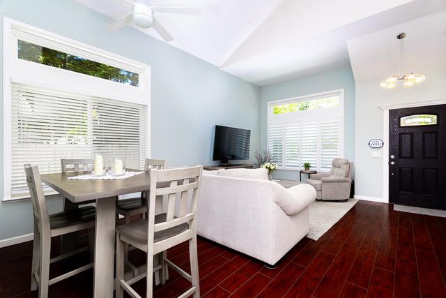 1055 Fox Run Ct, Auburn, CA 95603