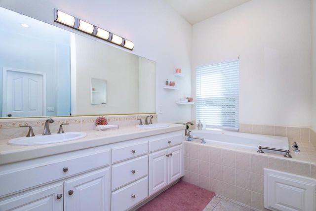 1055 Fox Run Ct, Auburn, CA 95603