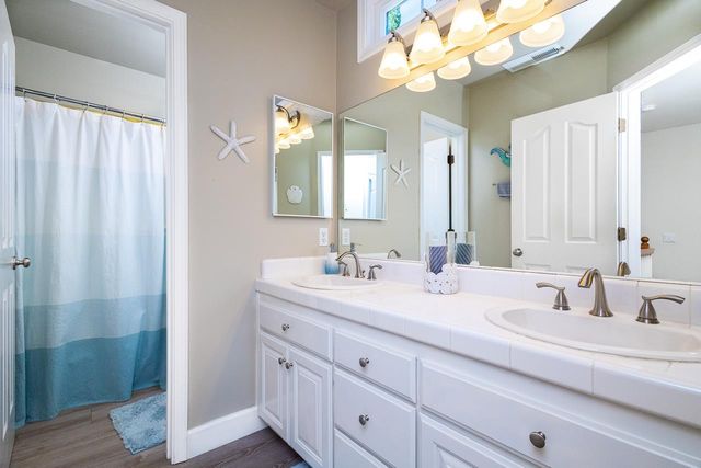1055 Fox Run Ct, Auburn, CA 95603