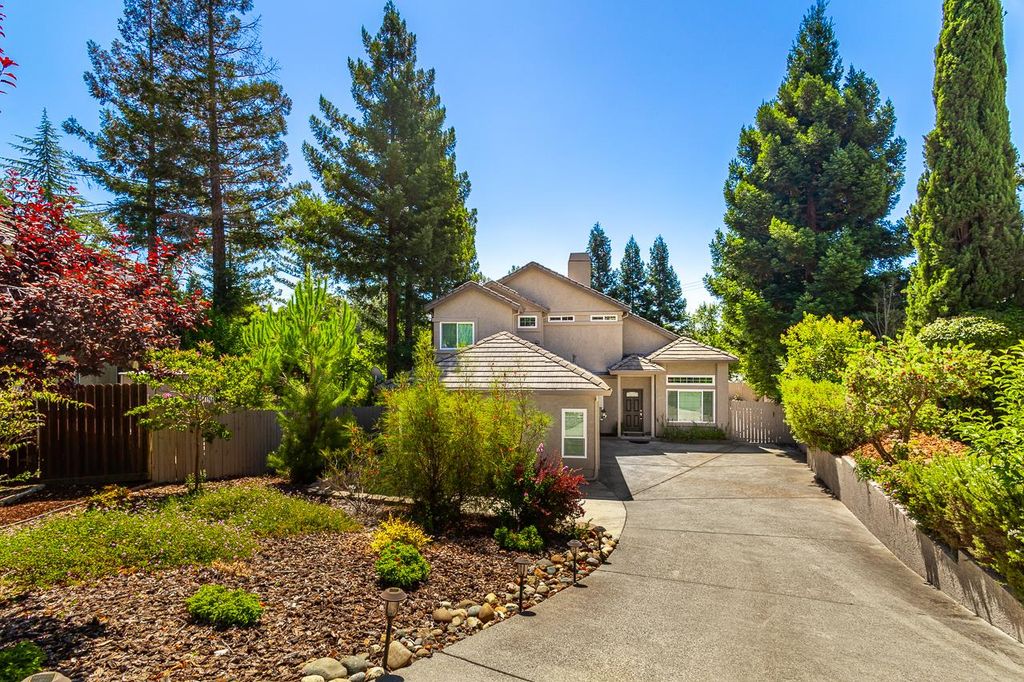 1055 Fox Run Ct, Auburn, CA 95603