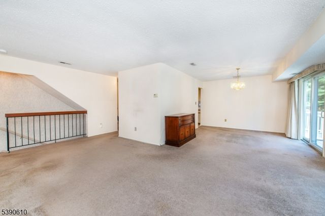 94 Woods Edge Dr, Roxbury Twp., NJ 07876