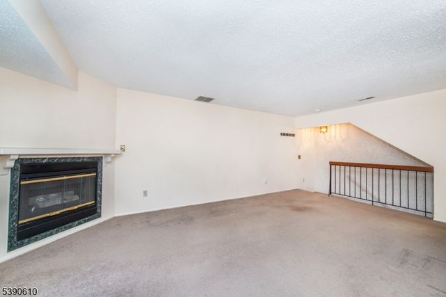 94 Woods Edge Dr, Roxbury Twp., NJ 07876
