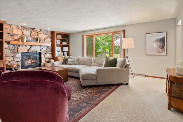 1825 EAGLE DRIVE, Neenah, WI 54956