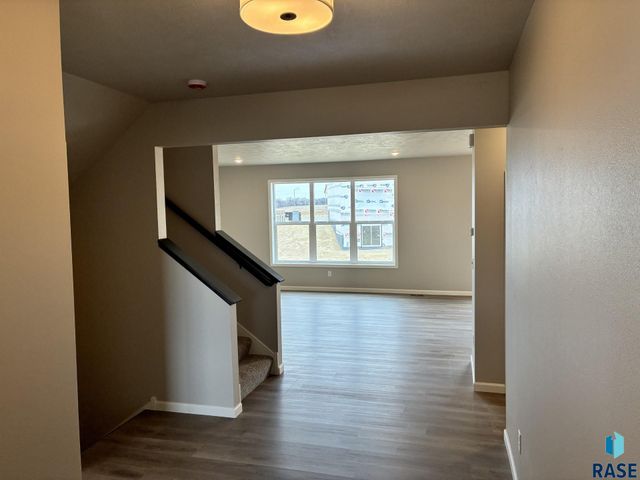 2001 N Valley View Rd Road, Sioux Falls, SD 57107