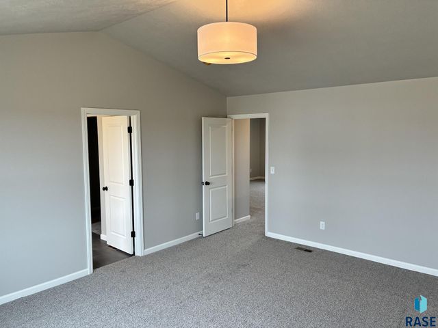 2001 N Valley View Rd Road, Sioux Falls, SD 57107