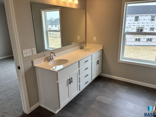 2001 N Valley View Rd Road, Sioux Falls, SD 57107