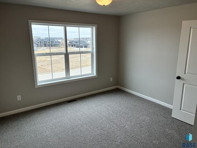 2001 N Valley View Rd Road, Sioux Falls, SD 57107