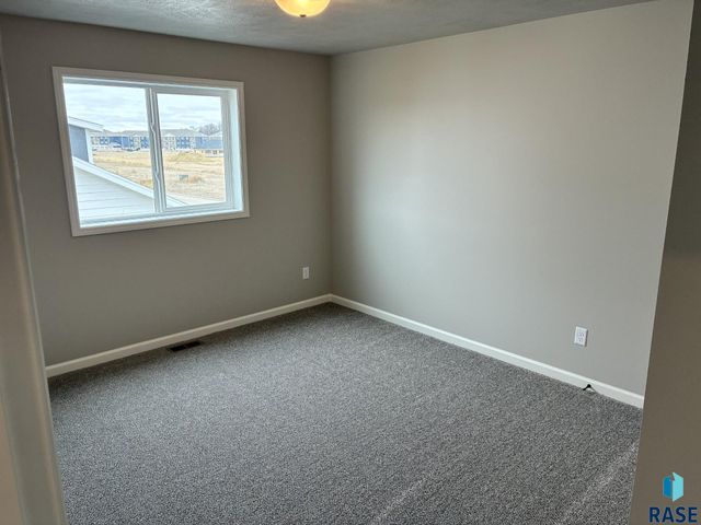 2001 N Valley View Rd Road, Sioux Falls, SD 57107