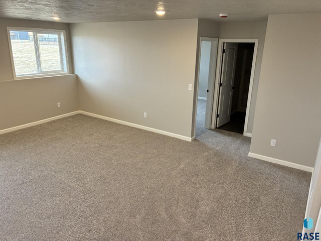 2001 N Valley View Rd Road, Sioux Falls, SD 57107