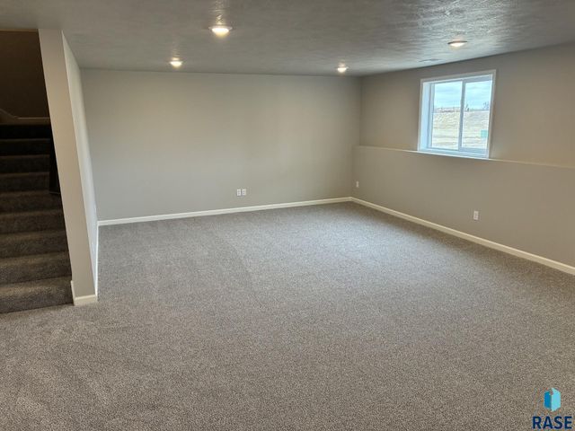 2001 N Valley View Rd Road, Sioux Falls, SD 57107