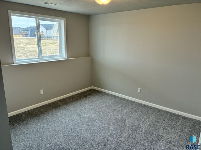 2001 N Valley View Rd Road, Sioux Falls, SD 57107