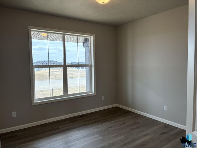 2001 N Valley View Rd Road, Sioux Falls, SD 57107