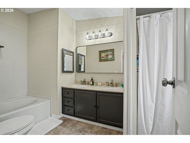 12450 Sw FISCHER Rd 103, Portland, OR 97224