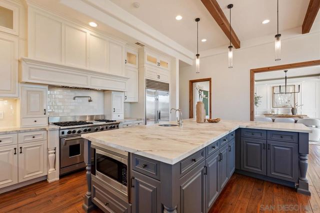 8080 La Jolla Scenic Dr N, La Jolla, CA 92037