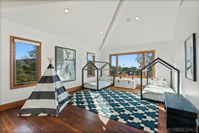 8080 La Jolla Scenic Dr N, La Jolla, CA 92037