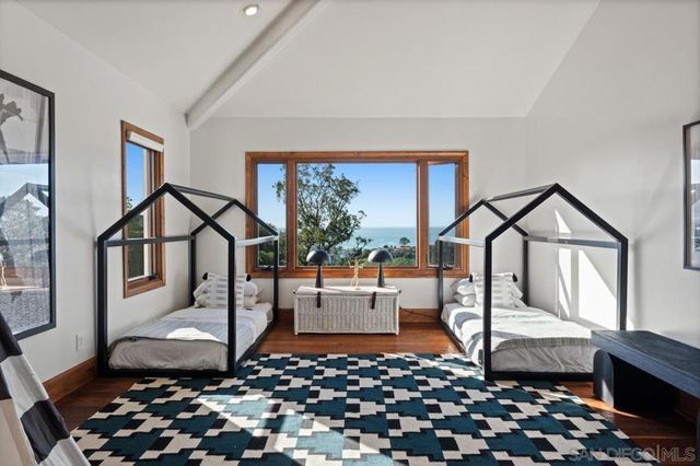 8080 La Jolla Scenic Dr N, La Jolla, CA 92037