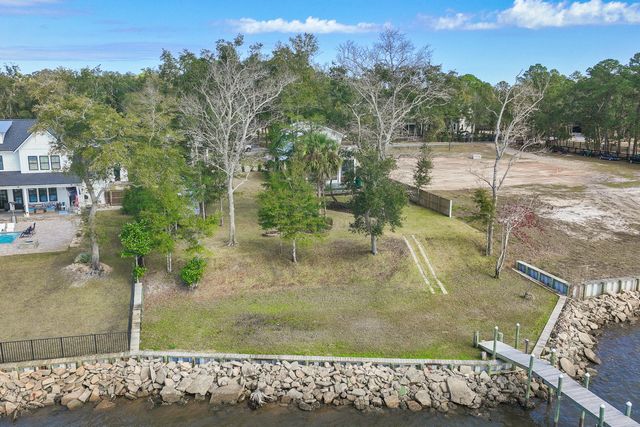 315 Red Barn Road, Freeport, FL 32439