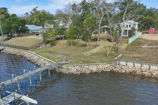 315 Red Barn Road, Freeport, FL 32439