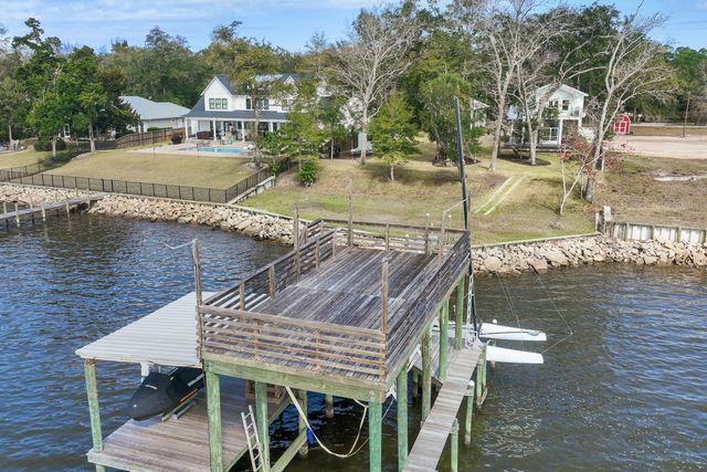 315 Red Barn Road, Freeport, FL 32439