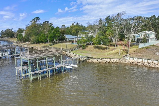 315 Red Barn Road, Freeport, FL 32439