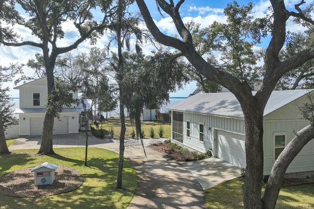 315 Red Barn Road, Freeport, FL 32439