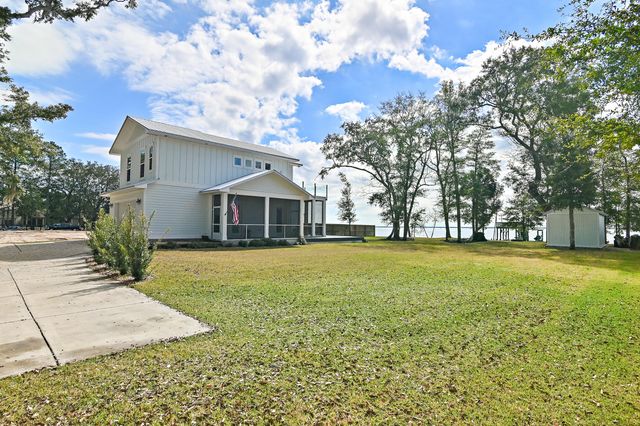 315 Red Barn Road, Freeport, FL 32439