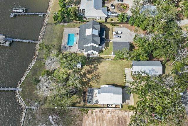 315 Red Barn Road, Freeport, FL 32439