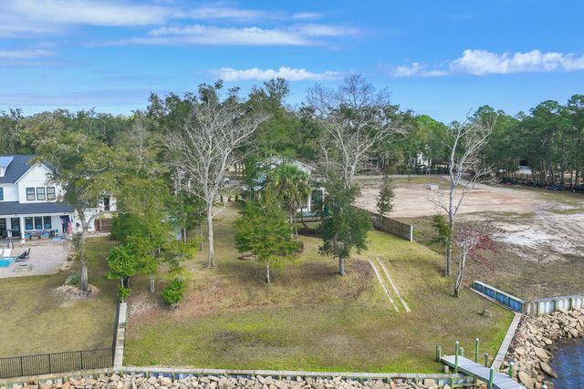 315 Red Barn Road, Freeport, FL 32439