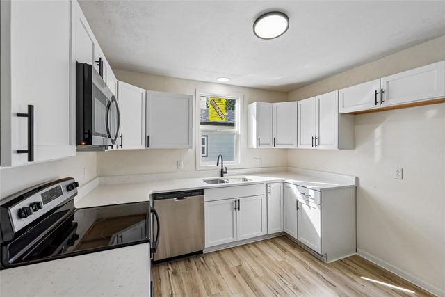 2928 E 40th Street, Des Moines, IA 50317