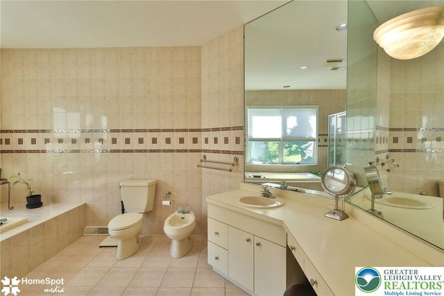 1614 Penns Crossing, South Whitehall Twp, PA 18104