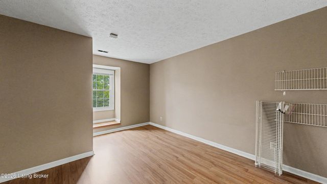2845 Hikes Ln 302, Louisville, KY 40218