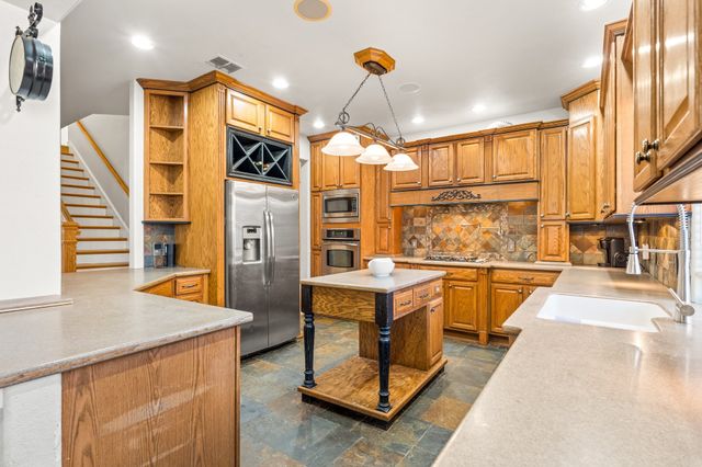 1370 Meadows Avenue, Lantana, TX 76226