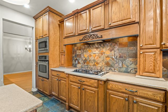 1370 Meadows Avenue, Lantana, TX 76226