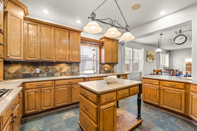 1370 Meadows Avenue, Lantana, TX 76226