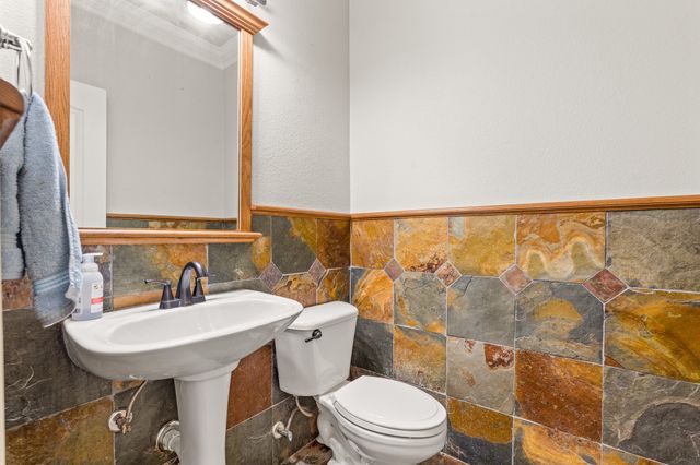 1370 Meadows Avenue, Lantana, TX 76226