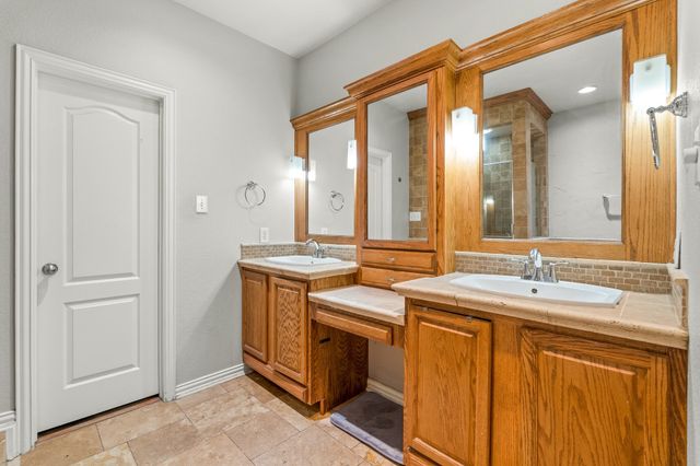 1370 Meadows Avenue, Lantana, TX 76226