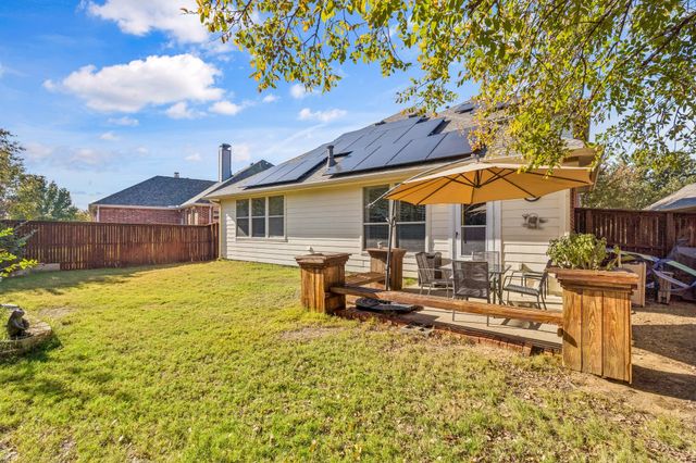 1370 Meadows Avenue, Lantana, TX 76226