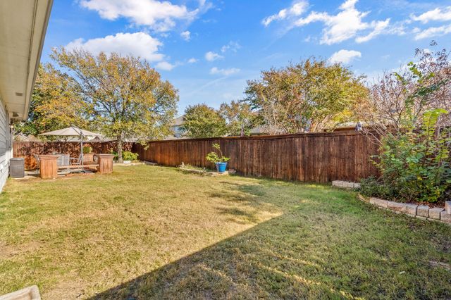 1370 Meadows Avenue, Lantana, TX 76226