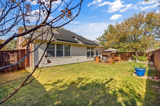 1370 Meadows Avenue, Lantana, TX 76226