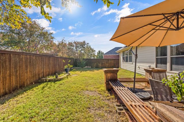 1370 Meadows Avenue, Lantana, TX 76226