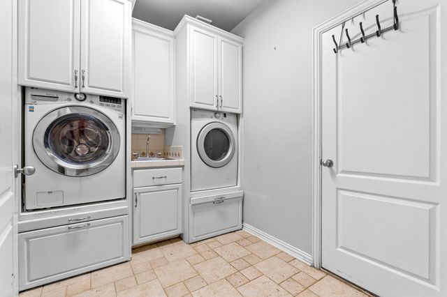 1370 Meadows Avenue, Lantana, TX 76226