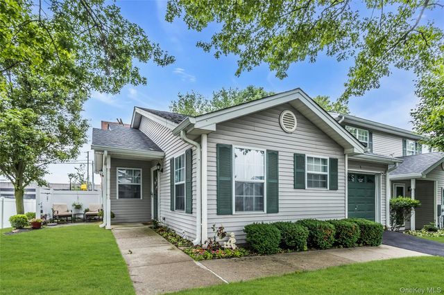 1 Biltmore Circle 1, Huntington Station, NY 11746