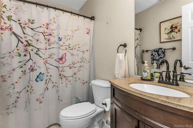 1 Biltmore Circle 1, Huntington Station, NY 11746