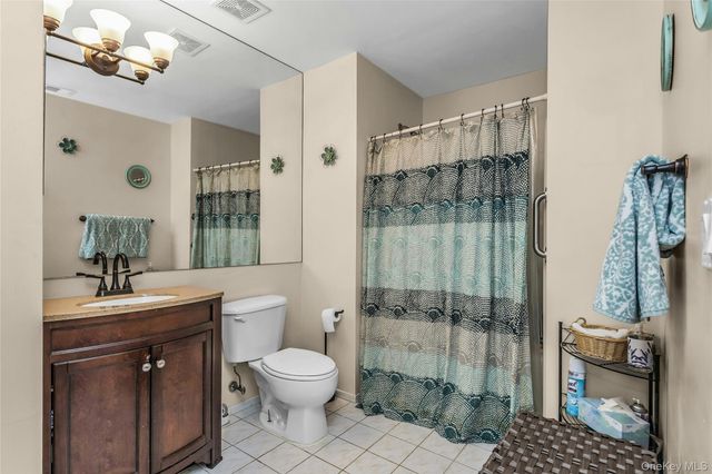 1 Biltmore Circle 1, Huntington Station, NY 11746
