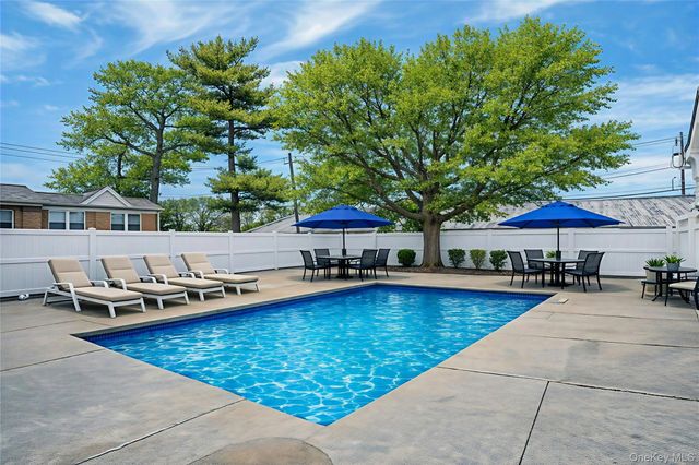1 Biltmore Circle 1, Huntington Station, NY 11746