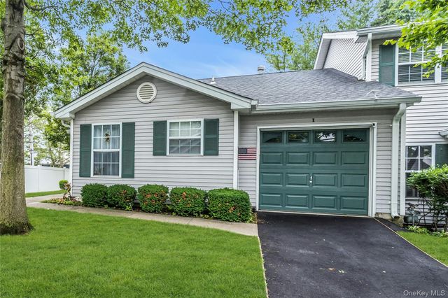 1 Biltmore Circle 1, Huntington Station, NY 11746